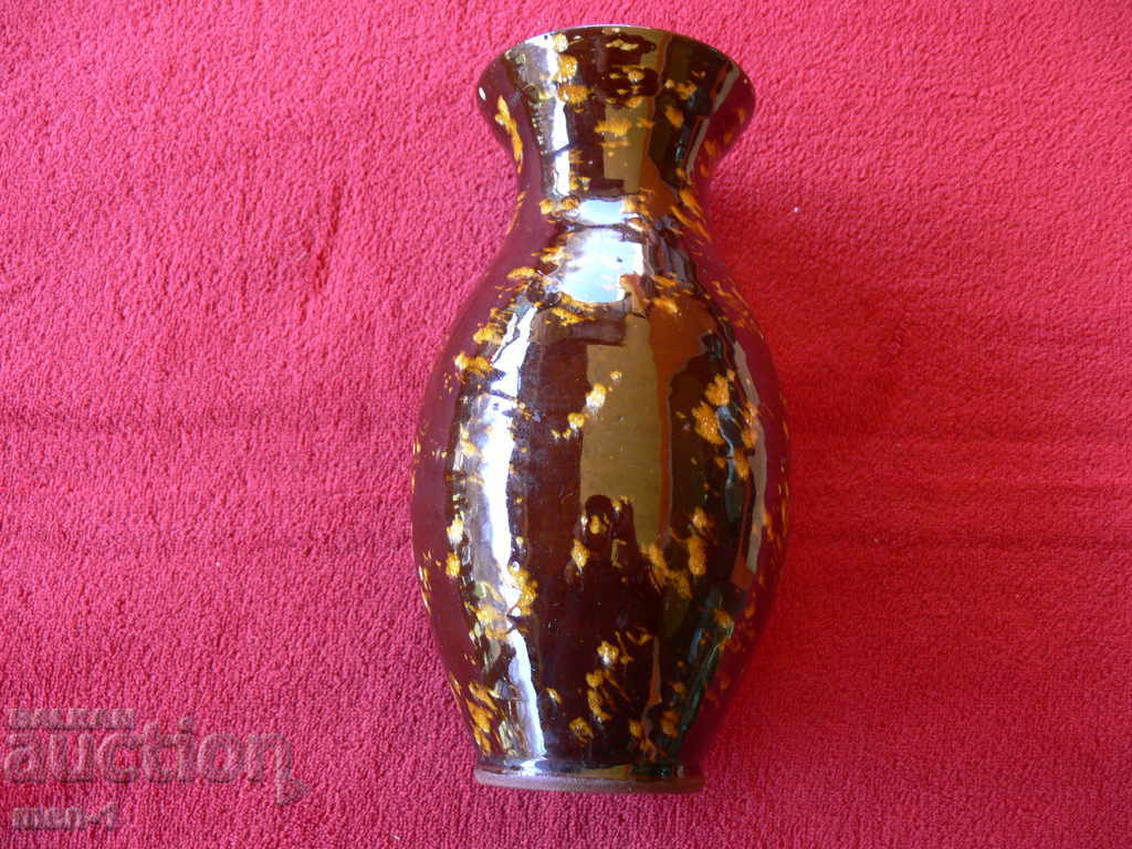 Красива стара керамична ваза