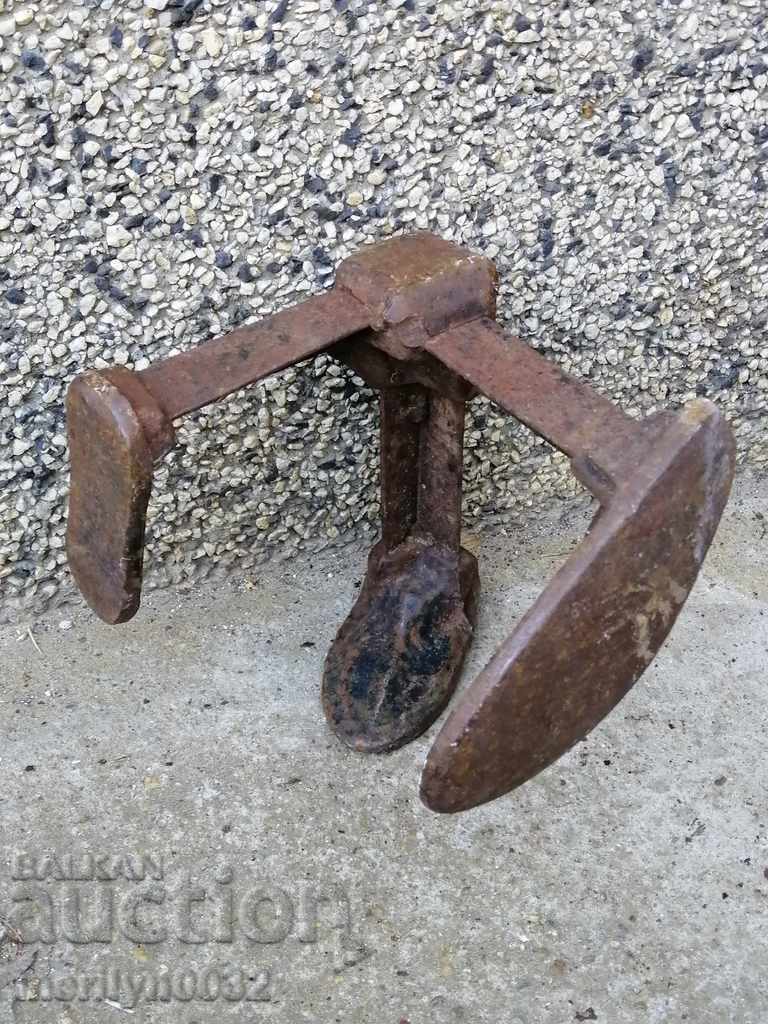 Auction Old shoemaker anvil, wrought iron Auction Old shoemaker anvil, wrought iron