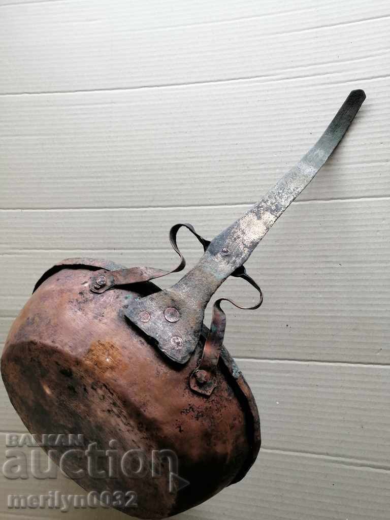 Auction An old copper pan, a baker, a tray, a copper pot Auction An old copper pan, a baker, a tray, a copper pot