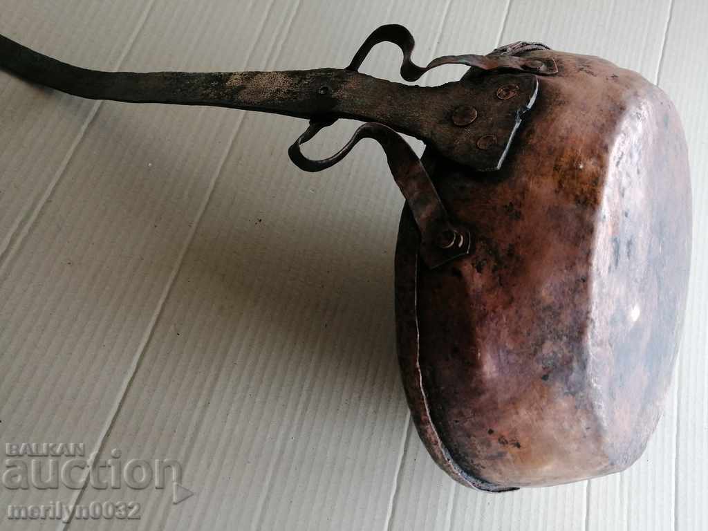 Delivery of An old copper pan, a baker, a tray, a copper pot Delivery of An old copper pan, a baker, a tray, a copper pot