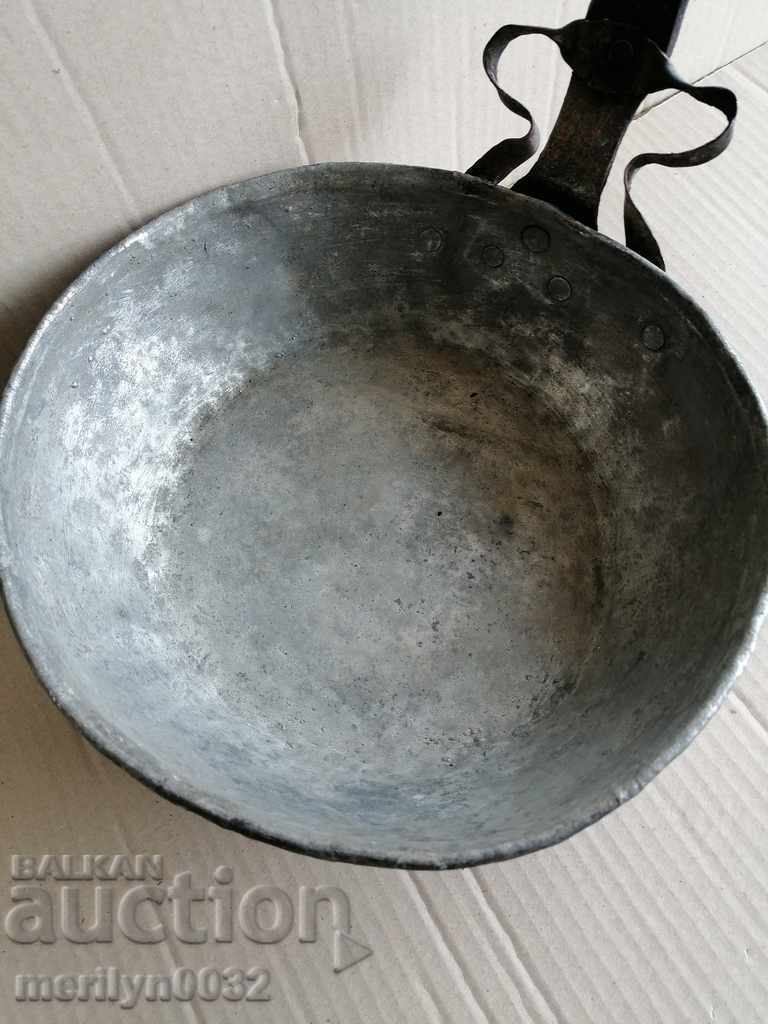 An old copper pan, a baker, a tray, a copper pot - 6 An old copper pan, a baker, a tray, a copper pot - 6