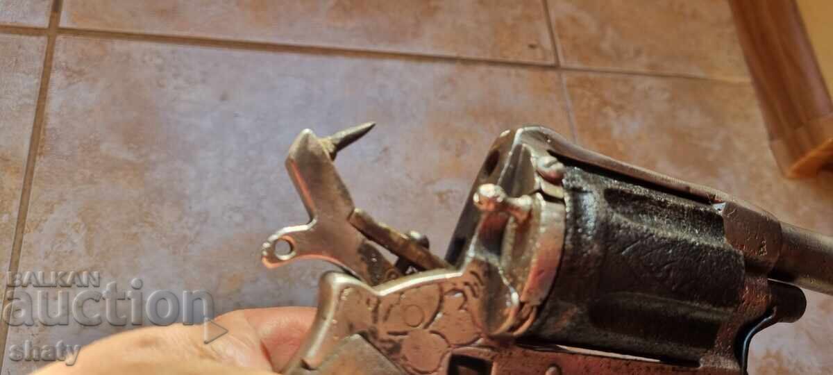 Livrarea Gasser. Revolver. Pistol.