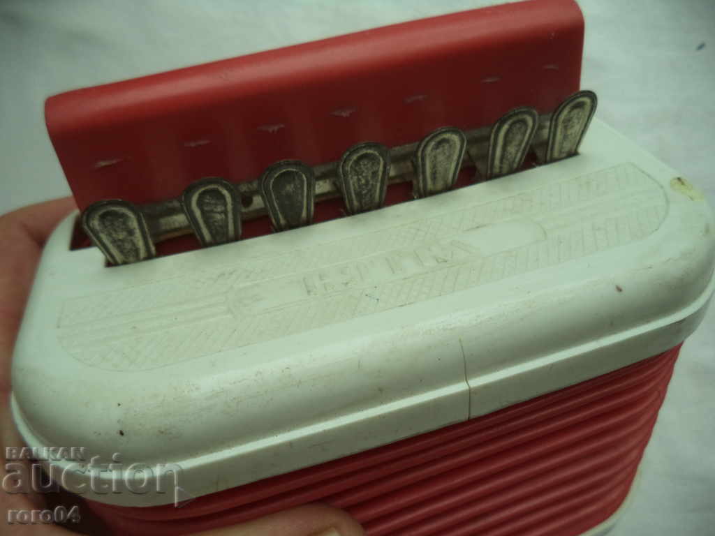 Auction OLD RUSSIAN ACCORDION WIND - ACTING Auction OLD RUSSIAN ACCORDION WIND - ACTING