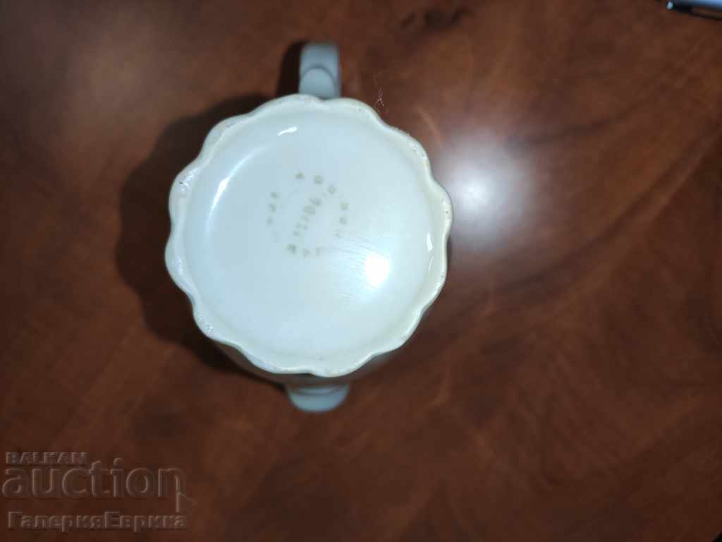 Delivery of Porcelain jar 15 cm high with gold applique