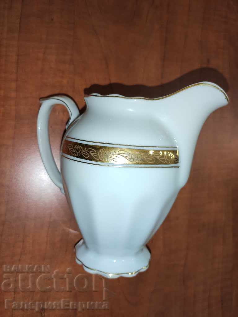 Porcelain jar 15 cm high with gold applique