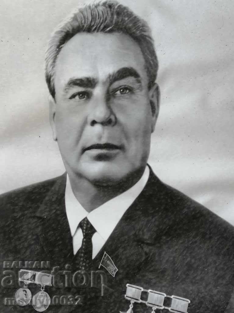 Portretul unei gene. sec pe CPSU Leonid Ilici Brejnev 66/56 cm cu preț 89.00 BGN | € 45.50 Portretul unei gene. sec pe CPSU Leonid Ilici Brejnev 66/56 cm cu preț 89.00 BGN | € 45.50