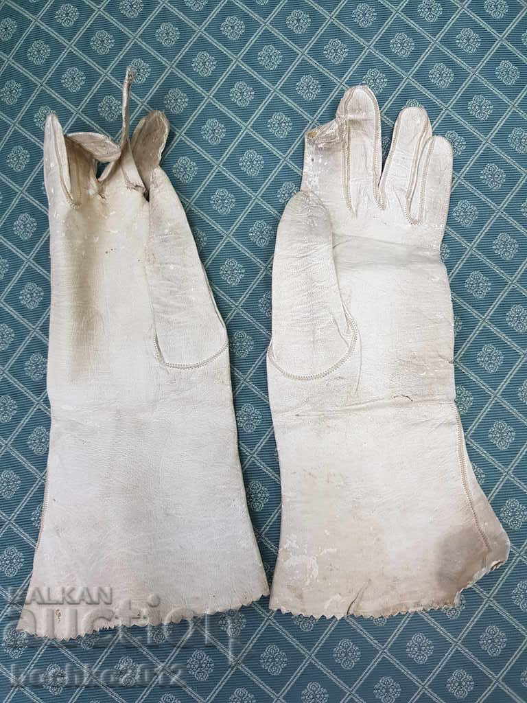 Mănuși de colecție damă din piele regală 1920-30 cu preț 25.00 BGN | € 12.78