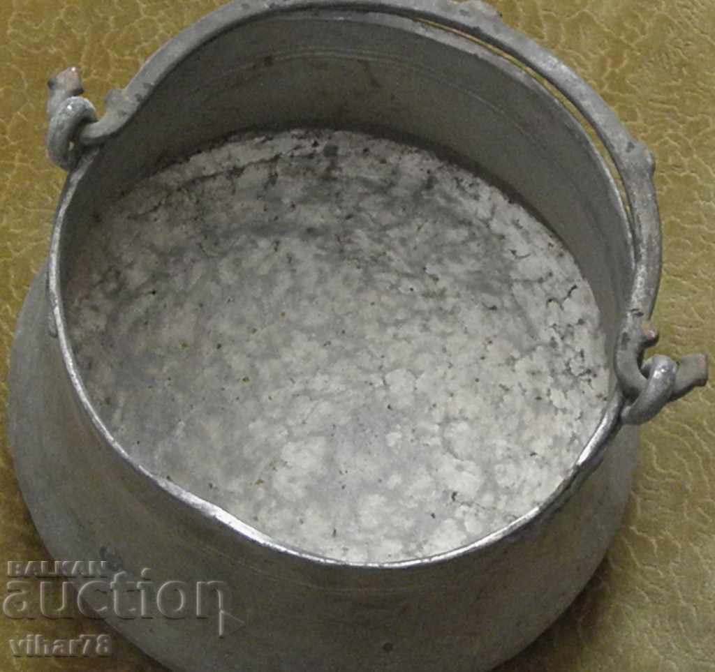 CAZAN VECHI, VAS DE MIERE, MENCIUCĂ-HARANIE-CUPRU cu preț € 59.99 | 117.33 BGN