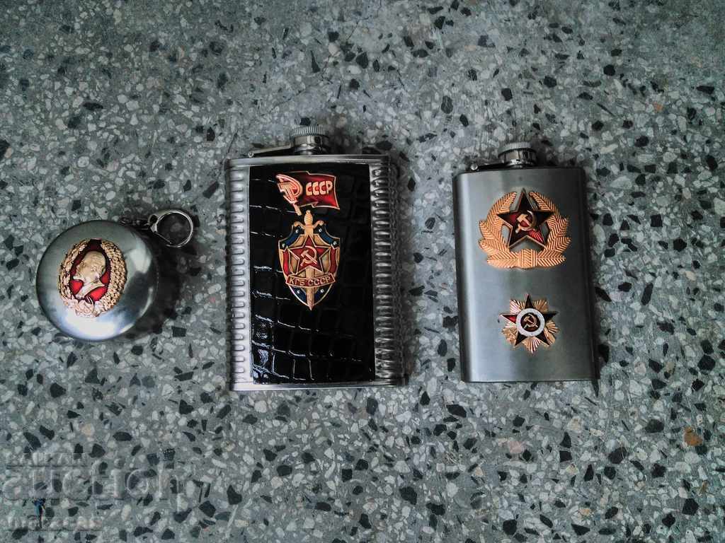 Urcioare pentru alcool și o ceașcă ergonomică. Urcioare pentru alcool și o ceașcă ergonomică.