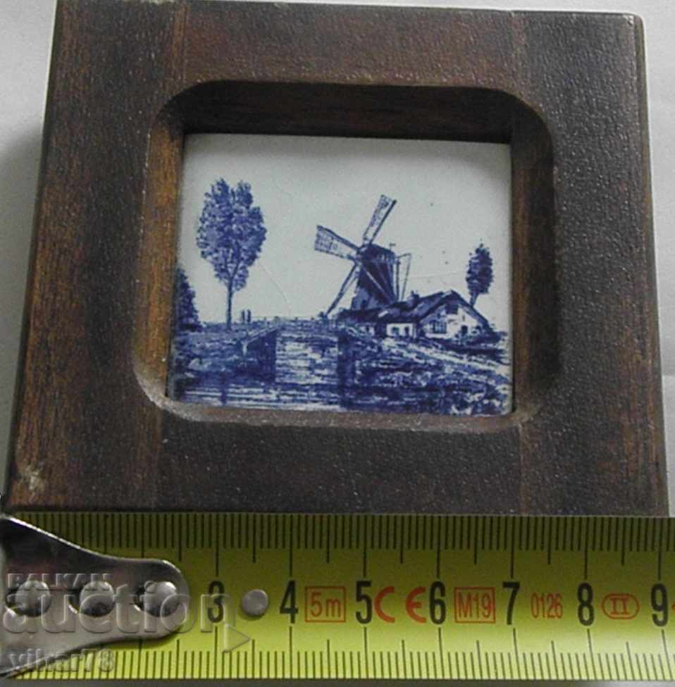 Аукцион МАЛКА ПОРЦЕЛАНОВА ПЛОЧКА В РАМКА Аукцион МАЛКА ПОРЦЕЛАНОВА ПЛОЧКА В РАМКА