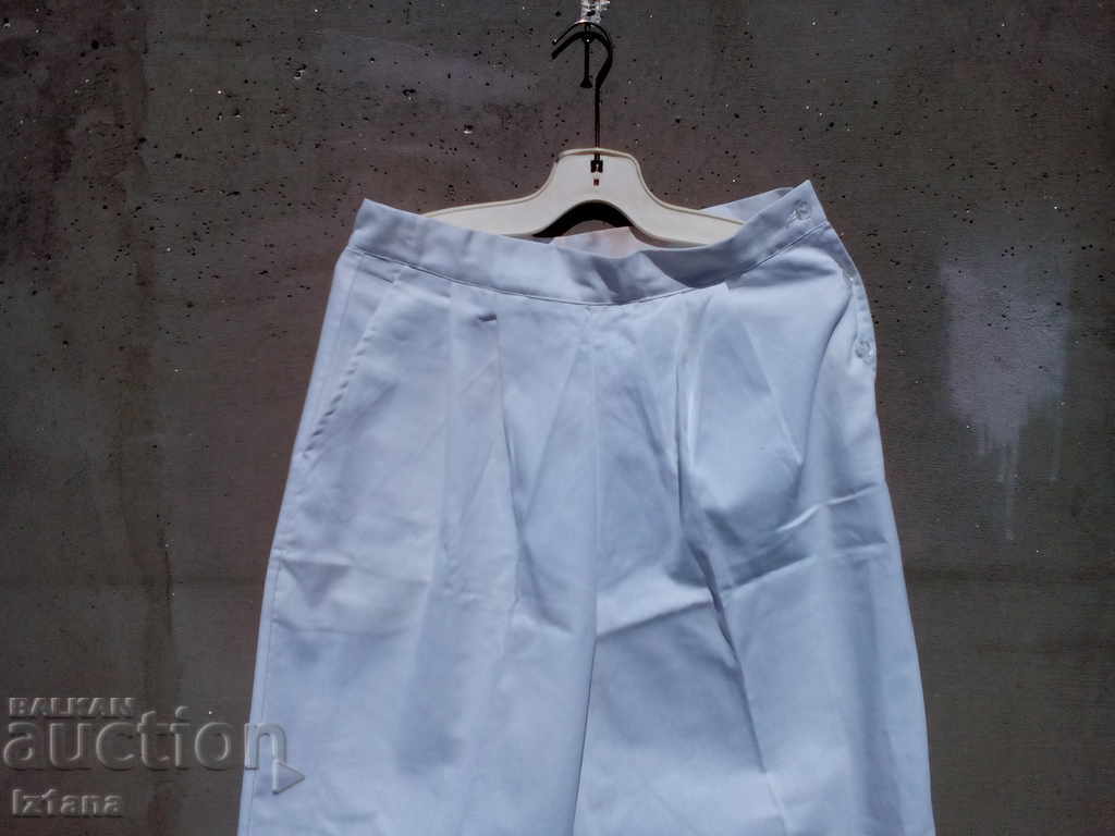 Pantaloni vechi de lucru albi cu preț 10.00 BGN | € 5.11 Pantaloni vechi de lucru albi cu preț 10.00 BGN | € 5.11