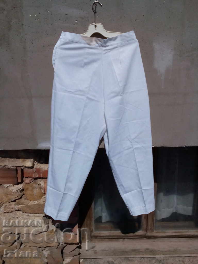 Livrarea Pantaloni vechi de lucru albi Livrarea Pantaloni vechi de lucru albi