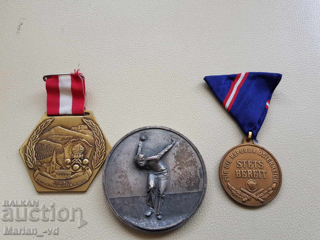 Two medals and one plaque with price 30.00 BGN | € 15.34