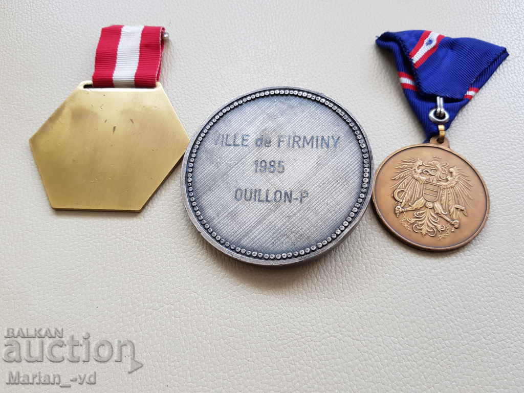 Delivery of Two medals and one plaque