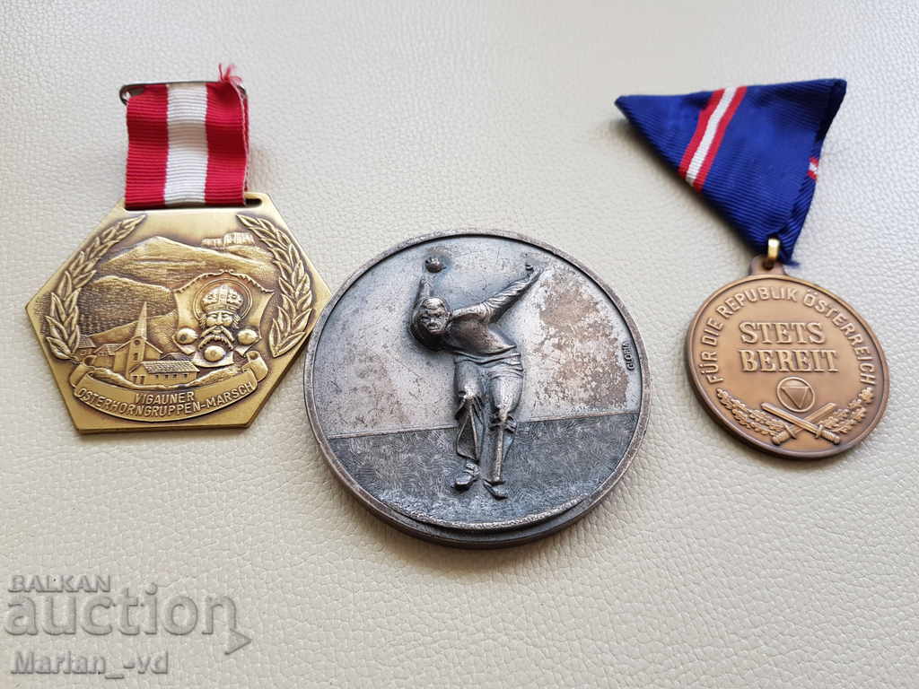 Δύο μετάλλια και μία πλάκα