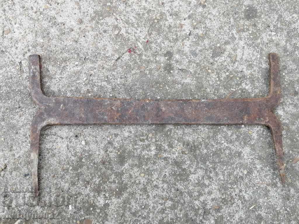 Delivery of Old wrought iron scraper, wrought iron, primitive Delivery of Old wrought iron scraper, wrought iron, primitive
