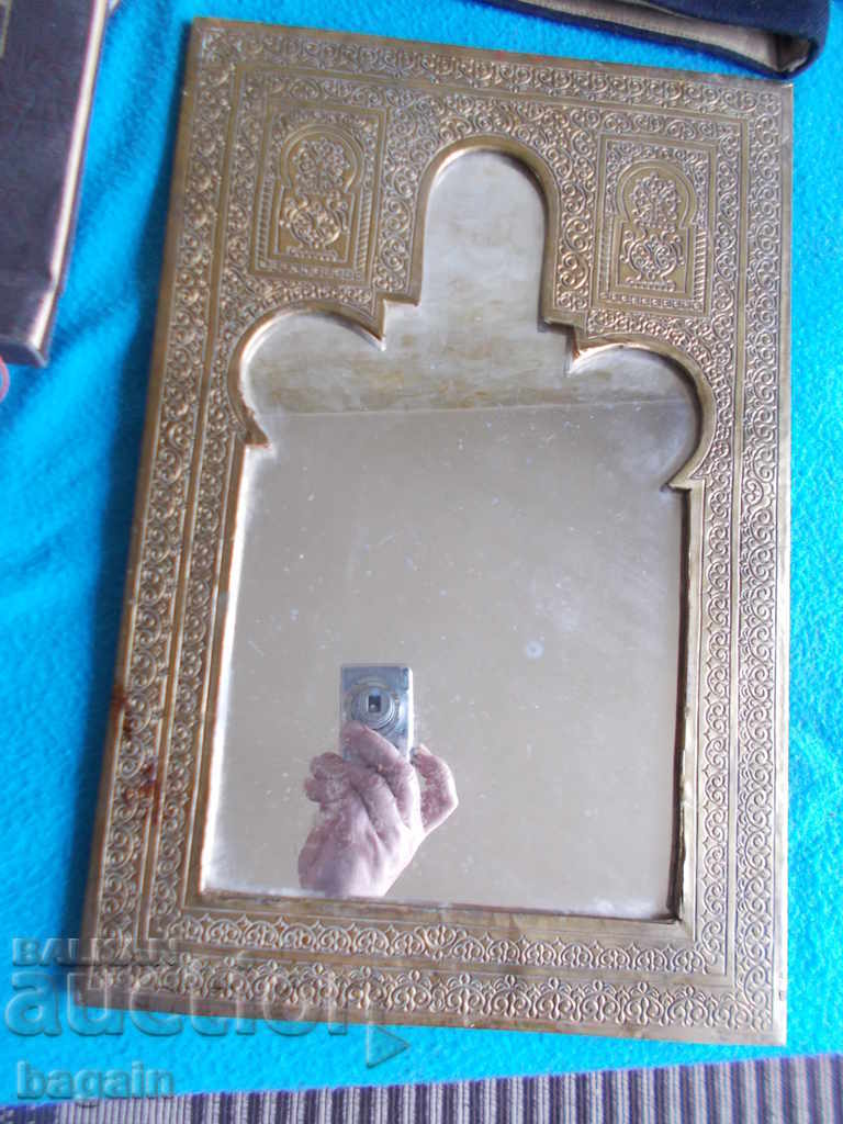 O oglindă turcească veche.
