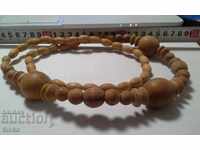 Colier cu elemente mici și mari din lemn