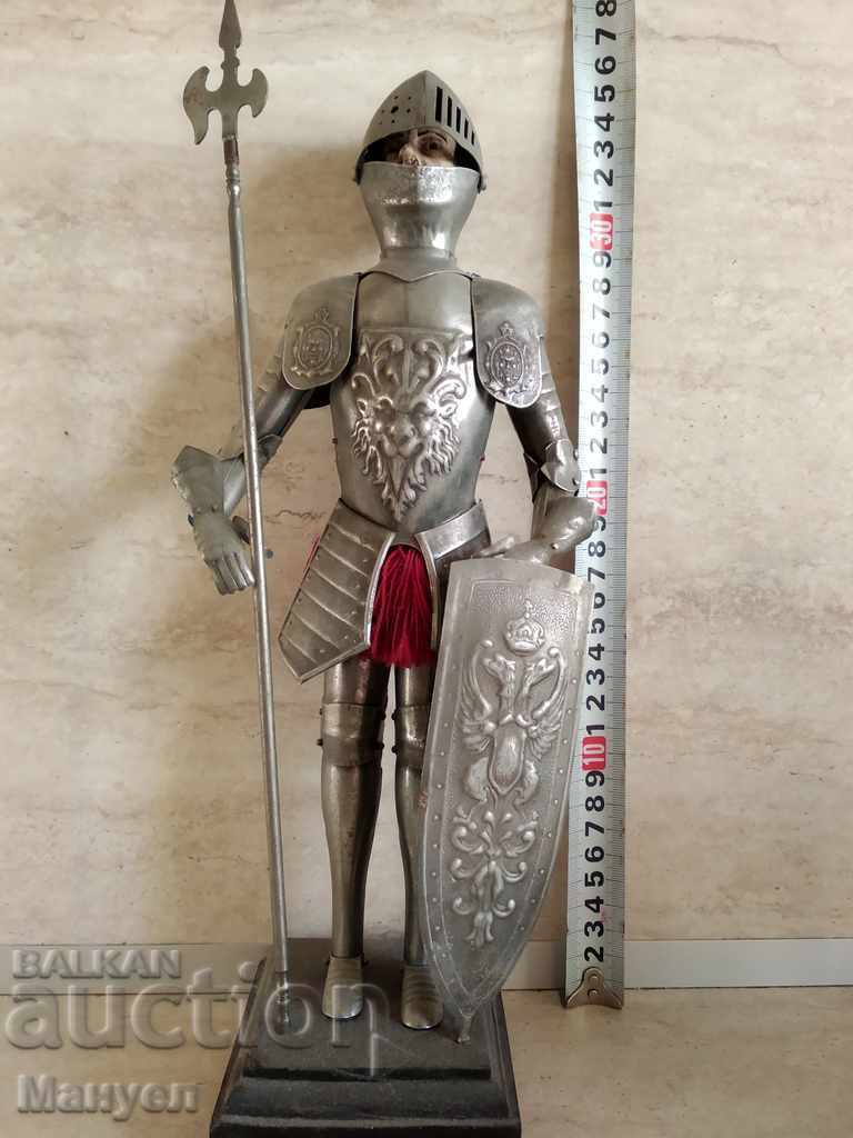 Vând o figură veche, un model de cavaler medieval.RRR