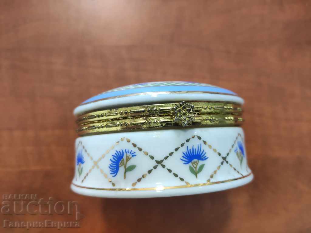 Porcelain jewelry box marked with price 39.00 BGN | € 19.94 Porcelain jewelry box marked with price 39.00 BGN | € 19.94