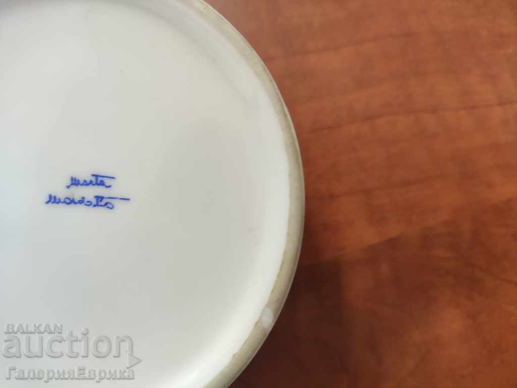 Auction Porcelain jewelry box marked Auction Porcelain jewelry box marked