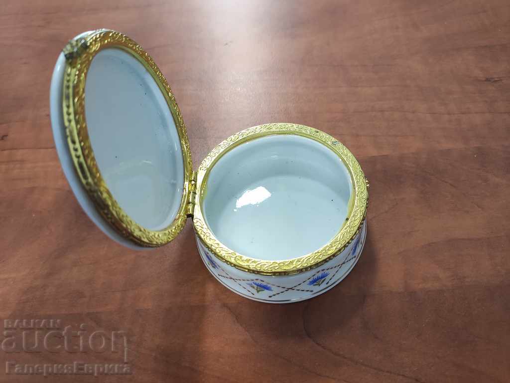 Porcelain jewelry box marked - 5 Porcelain jewelry box marked - 5