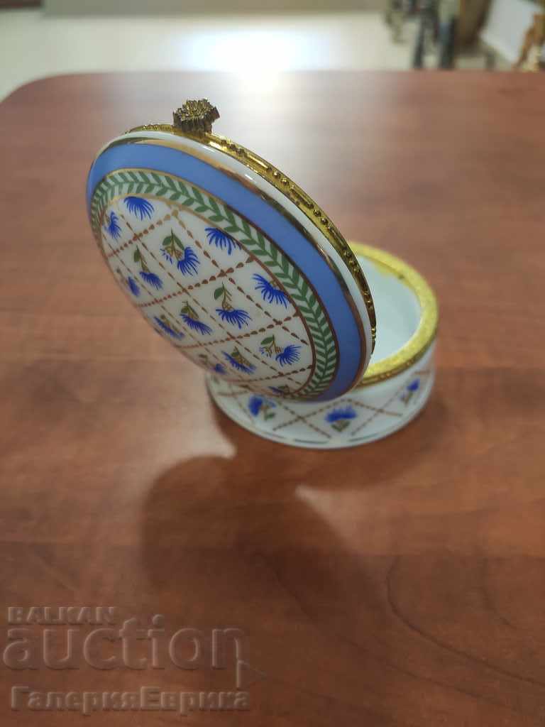 Porcelain jewelry box marked - 6 Porcelain jewelry box marked - 6