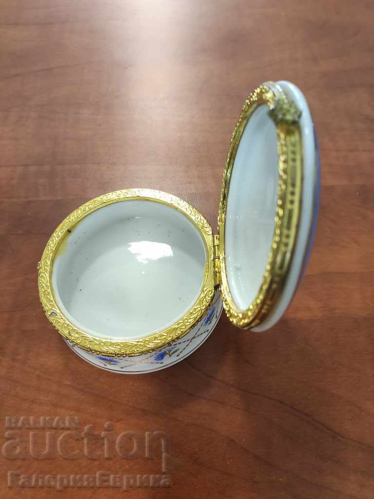 Porcelain jewelry box marked - 7 Porcelain jewelry box marked - 7