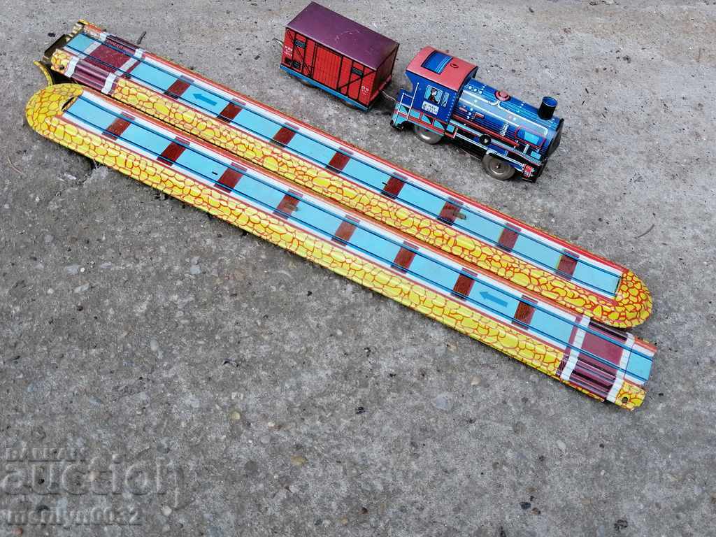 Детска ламаринена играчка локомотив вагон релси влак влакче