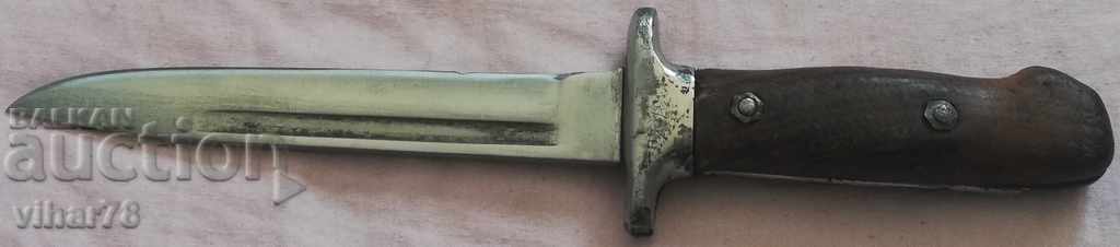 Auction Knife on the Day with Eagle on the Sheath Auction Knife on the Day with Eagle on the Sheath