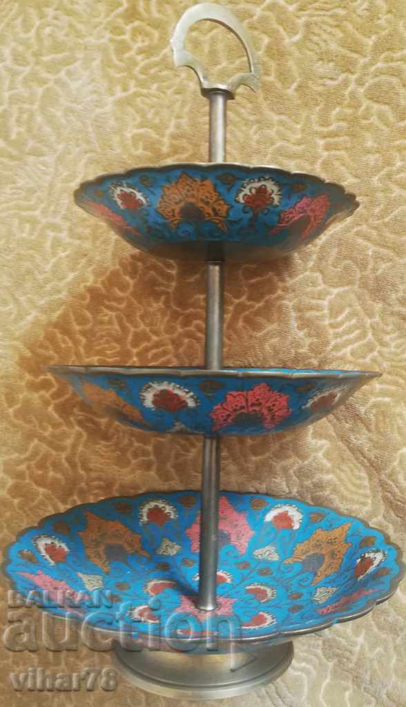 Παράδοση παλιό πολύ όμορφο χάλκινο περίπτερο για γλυκά, cupcakes και άλλα. Παράδοση παλιό πολύ όμορφο χάλκινο περίπτερο για γλυκά, cupcakes και άλλα.