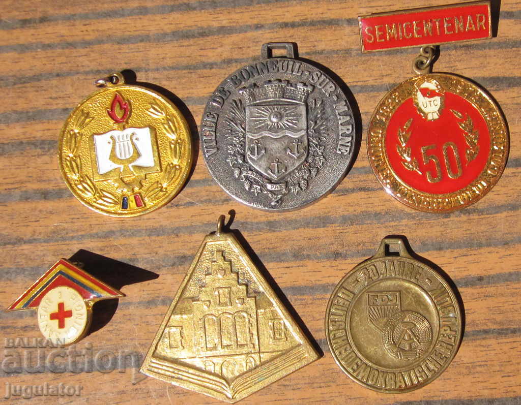 Παράδοση Πολλά παλιά ξένα αλλοδαπά μετάλλια από την εποχή των Sots