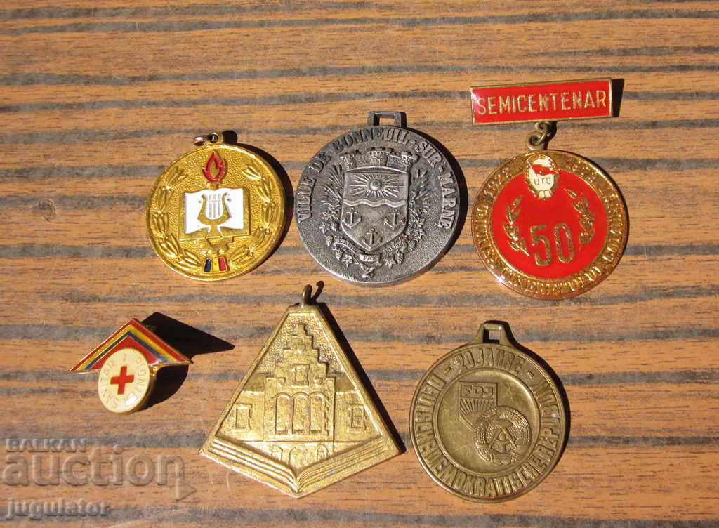 Πολλά παλιά ξένα αλλοδαπά μετάλλια από την εποχή των Sots