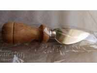 Cuțit cu mâner de lemn