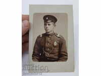 Българска царска фотография на войник със знак за Доб.Стрелб