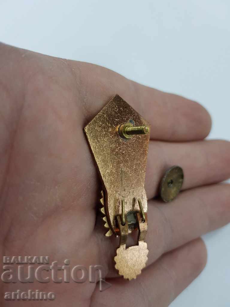 Delivery of German GDR military skydiver on a screw