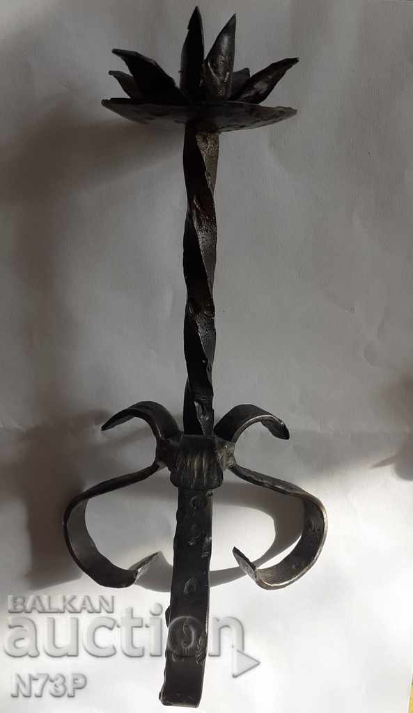 Old candlestick. MANUFACTURING. WROUGHT IRON. - 6 Old candlestick. MANUFACTURING. WROUGHT IRON. - 6