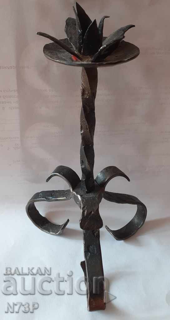 Old candlestick. MANUFACTURING. WROUGHT IRON.
