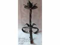 Old candlestick. MANUFACTURING. WROUGHT IRON.