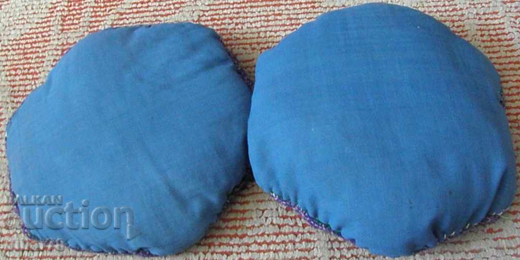 Delivery of LOT OF TWO SMALL CUSHIONS Delivery of LOT OF TWO SMALL CUSHIONS