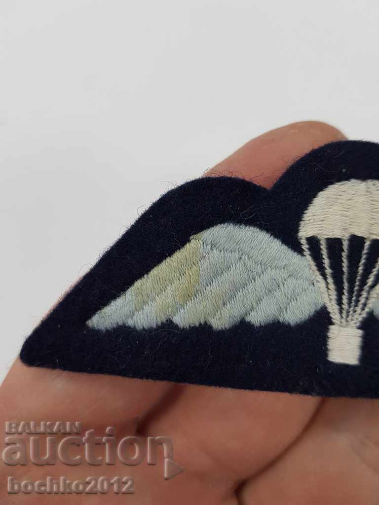 Auction  Collectible military textile paratrooper badge