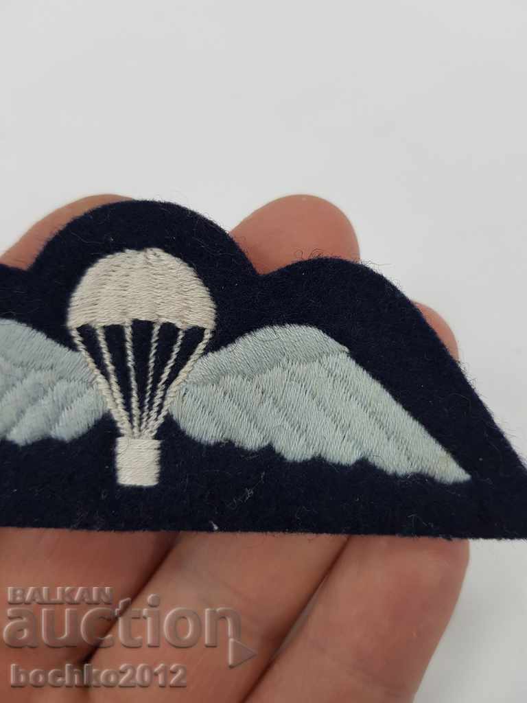 Delivery of Collectible military textile paratrooper badge