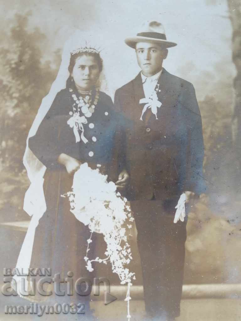 Portret de fotografie veche a tinerilor căsătoriți