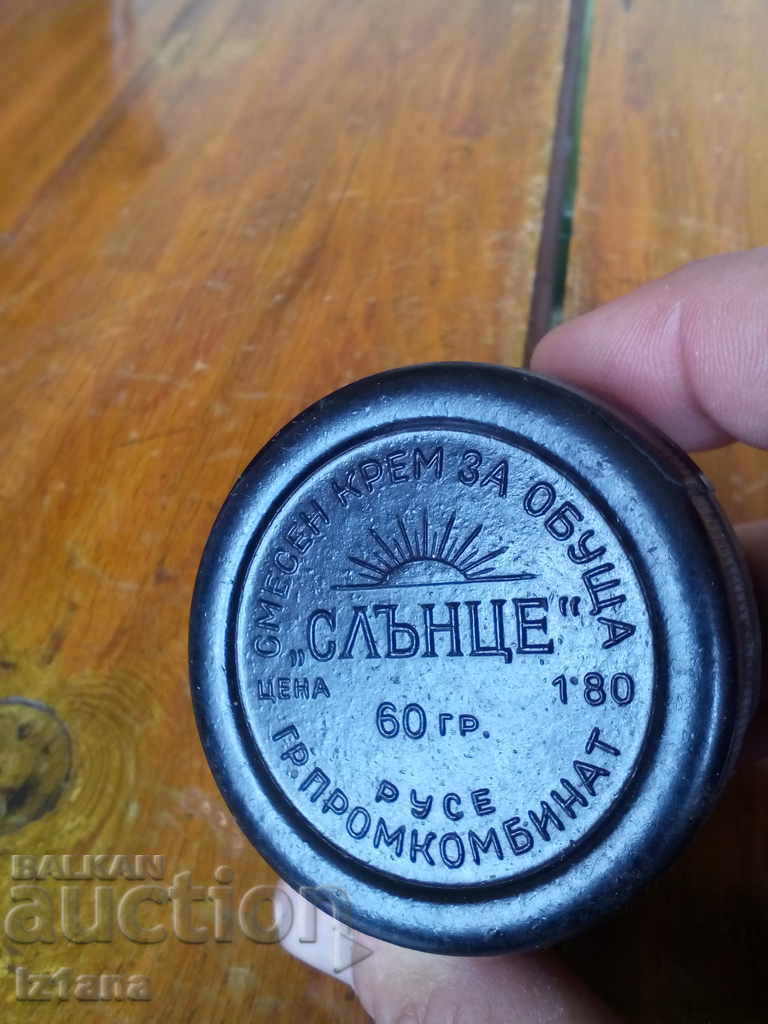 Old paint, shoe cream Sun with price 8.00 BGN | € 4.09