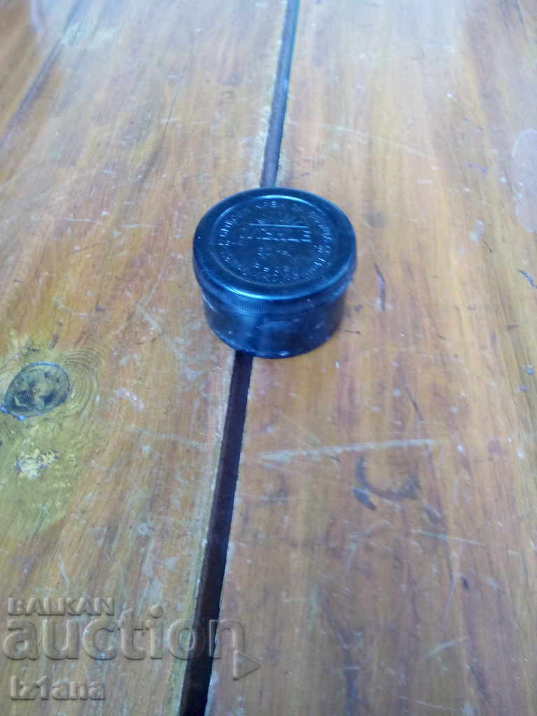 Old paint, shoe cream Sun