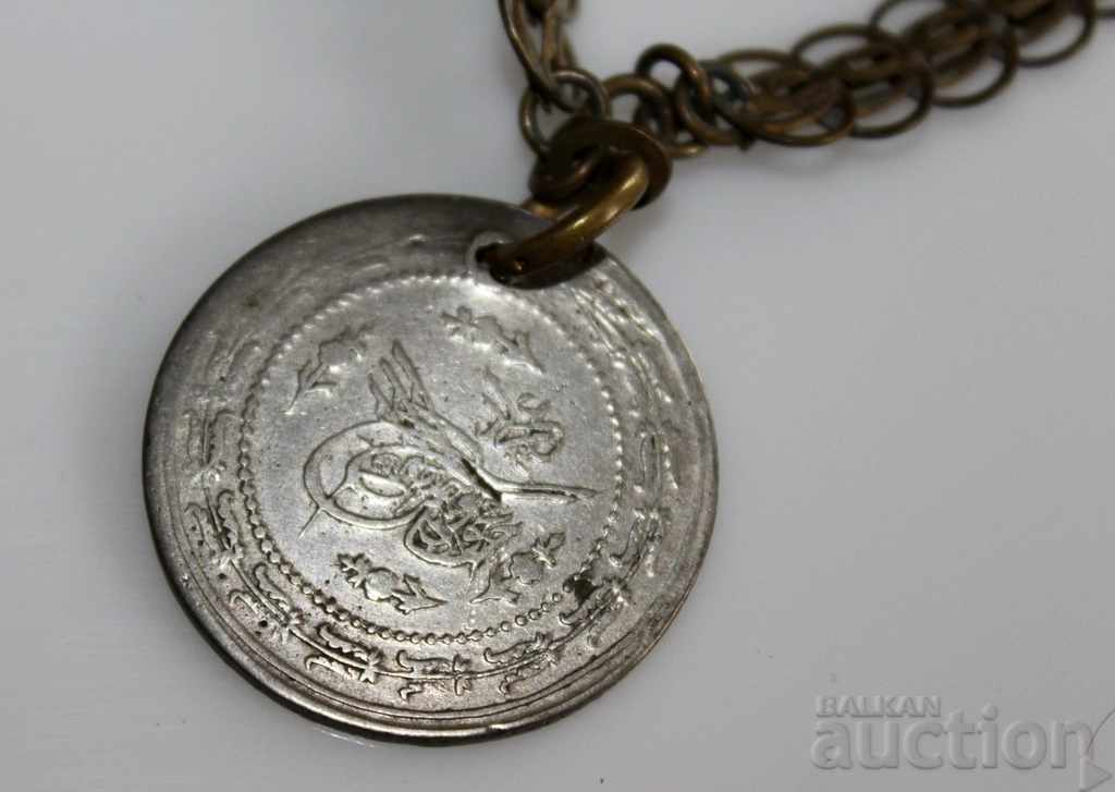 THE END OF THE 19TH CENTURY A MEDALLION WITH A LARGE SILVER COUPLE PENDARA