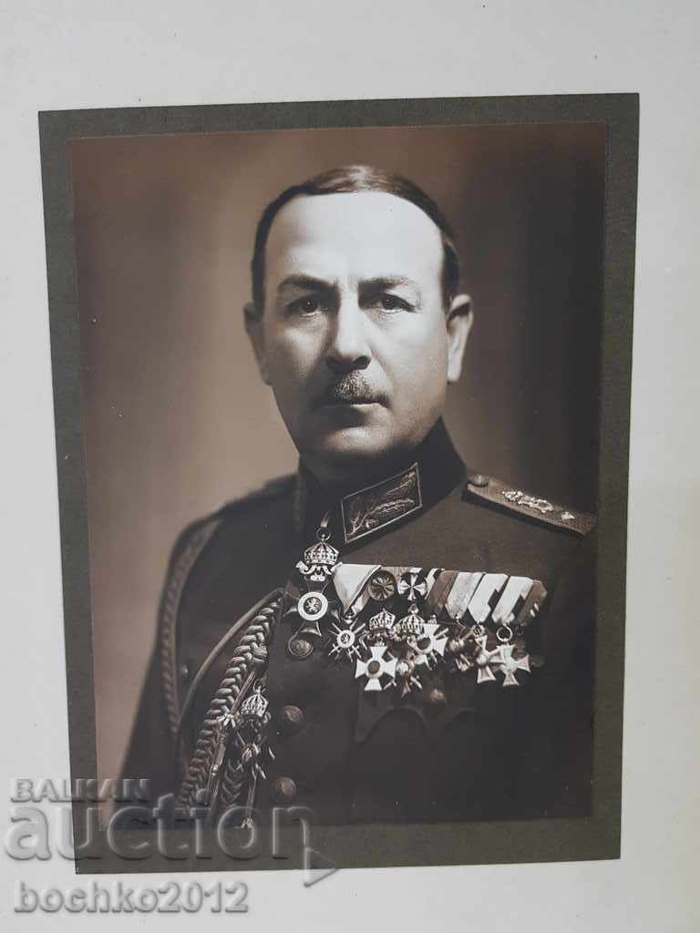 Fotografia regală bulgară a unui general cu ordinele Boris al III-lea