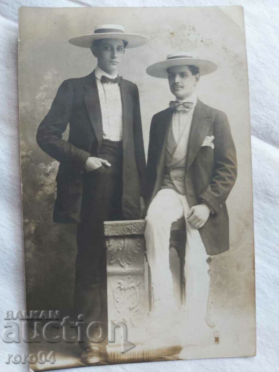 GOLDEN OAK (1927 - 1997) "MOM" - 7 GOLDEN OAK (1927 - 1997) "MOM" - 7