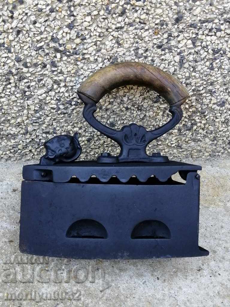 Παράδοση Παλιά σιδήρου στην πυρκαγιά Παράδοση Παλιά σιδήρου στην πυρκαγιά