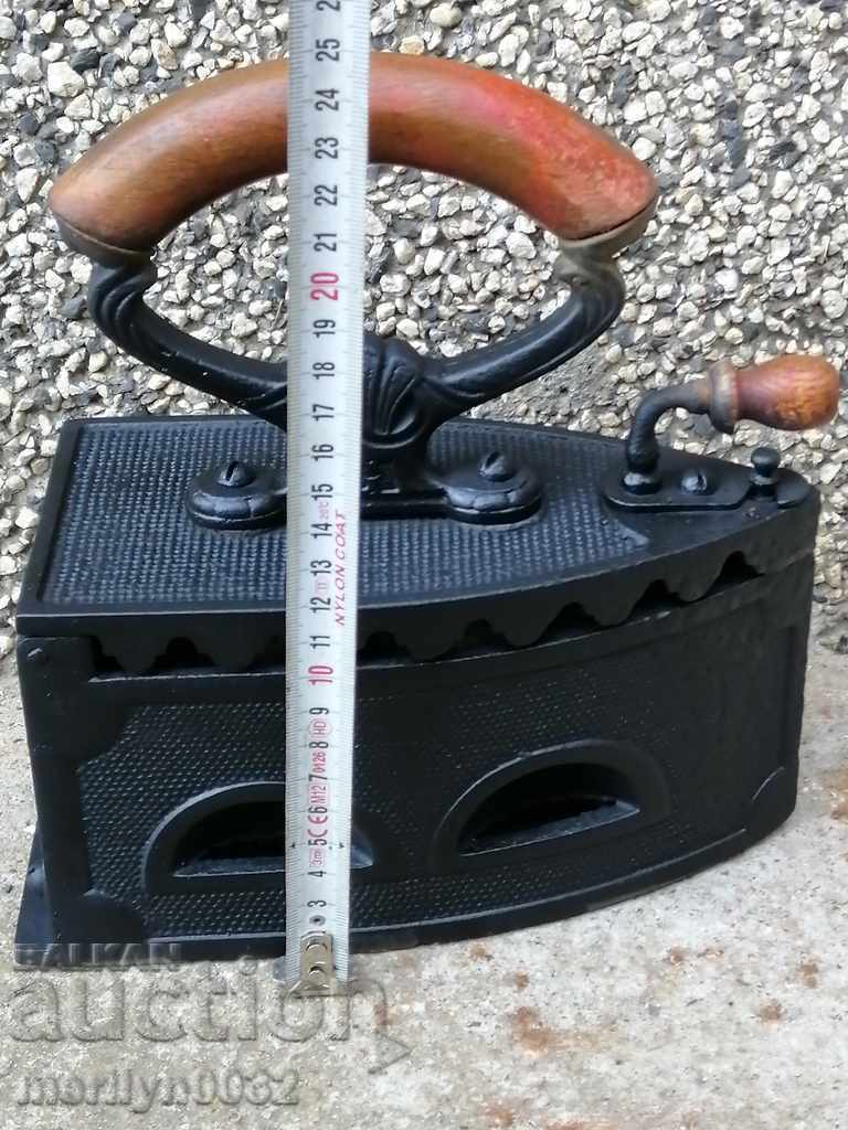 Παράδοση Παλιά σιδήρου στην πυρκαγιά Παράδοση Παλιά σιδήρου στην πυρκαγιά